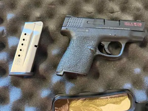 Smith & Wesson M&P Shield 2 mags in the box
