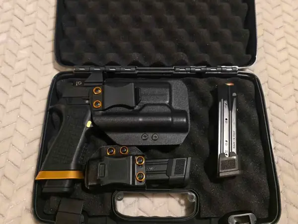 SIG X-Carry, IWB Holster, 3 21rnd mags, hard case