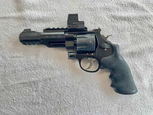 S&W M&P R8 .357 8-Shot with Holosun