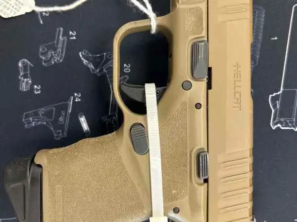 Springfield hellcat with 2 magazines & holster
