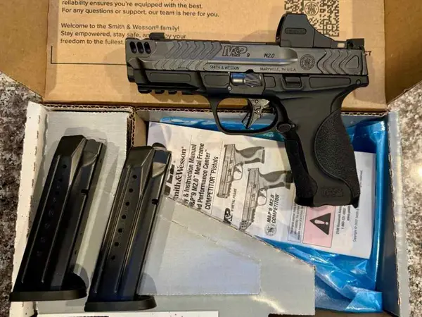 Smith & Wesson M&P9 2.0 Metal Carry Comp w/Optic