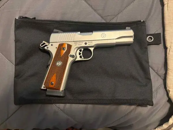 Ruger SR1911 like new with 100 rounds of 45 cal