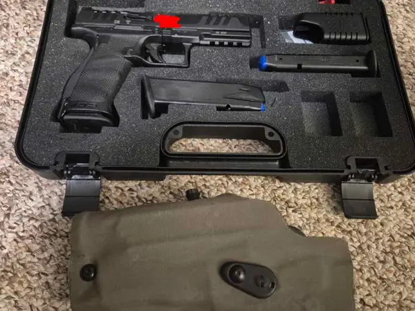Walther PDP 4.5" w/ Safariland holster and 3 mags