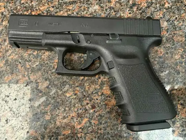 Glock 19 9mm pistol 2 mags/case