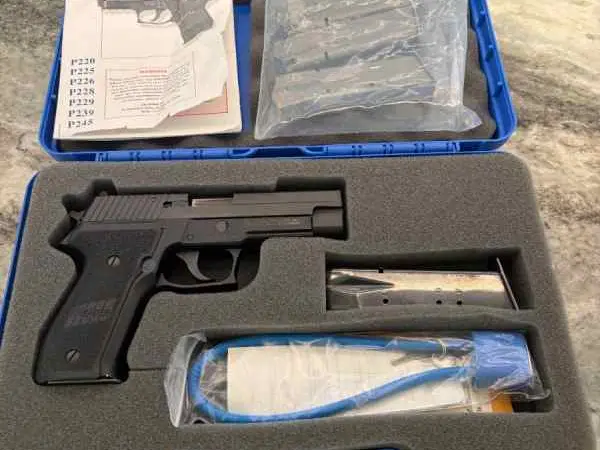 Sig Sauer P226 .40 S&W Cal DA/SA with 5 Magazines