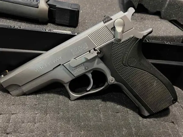 Smith & Wesson Model 5906 9mm