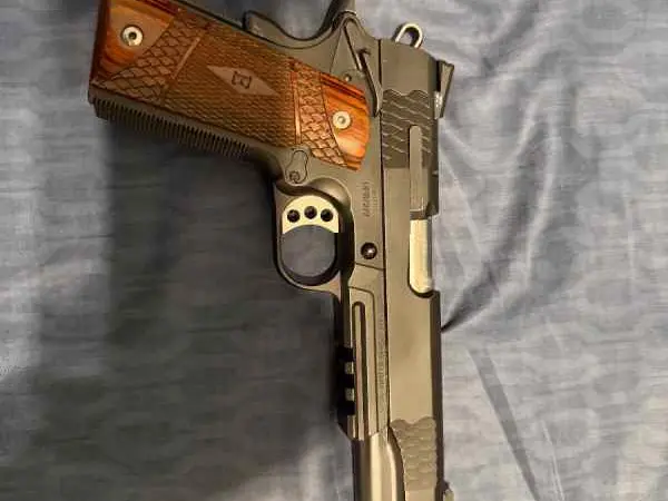 Smith & Wesson SW1911TA with accessory rail