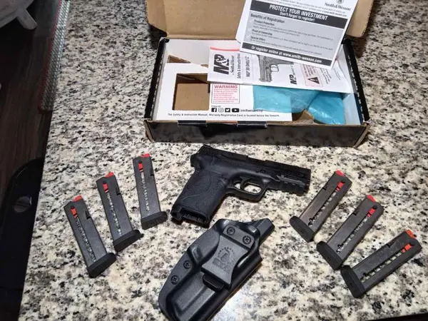 Smith & Wesson M&P 380 Shield EZ w/ ammo