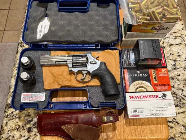S&W .357 Magnum 686+ 7-Shot 4” + Extras