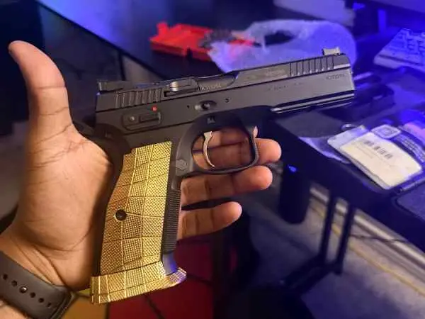 WTT/WTS Cz shadow 2 w/ Lok Grips