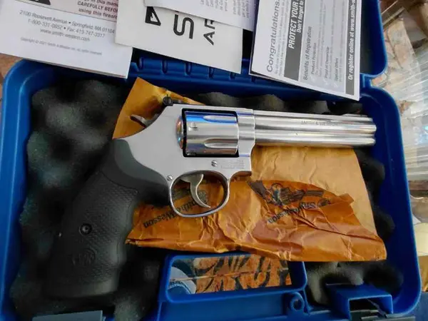 SMITH & WESSON 357 MODEL 686-6 LIKE NEW IN THE BOX