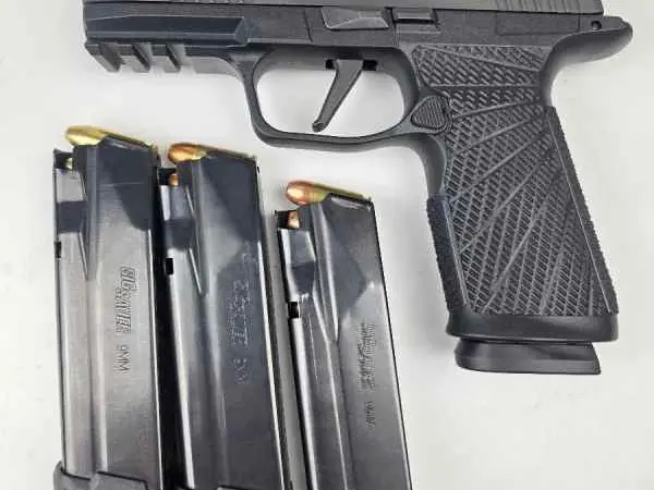 SIG SAUER P365 MACRO w/4 mags