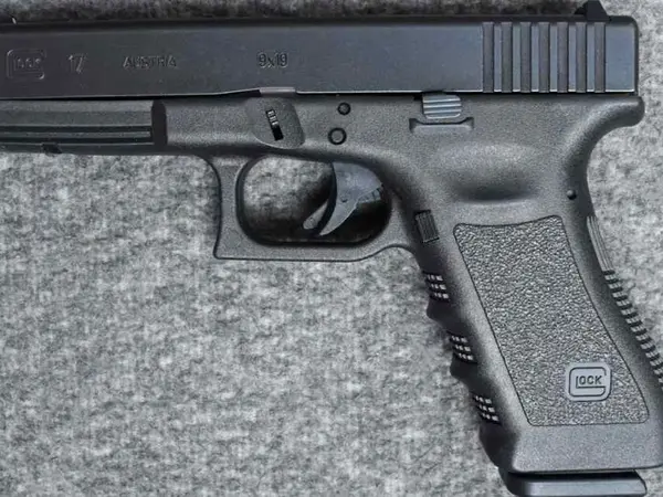 Glock 17 Gen 3 with 3 magazines
