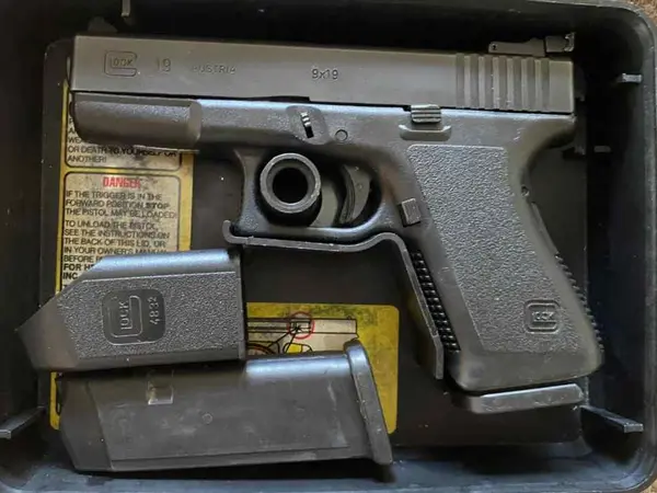 Glock 19 Gen2 with 2 mags and speedloader