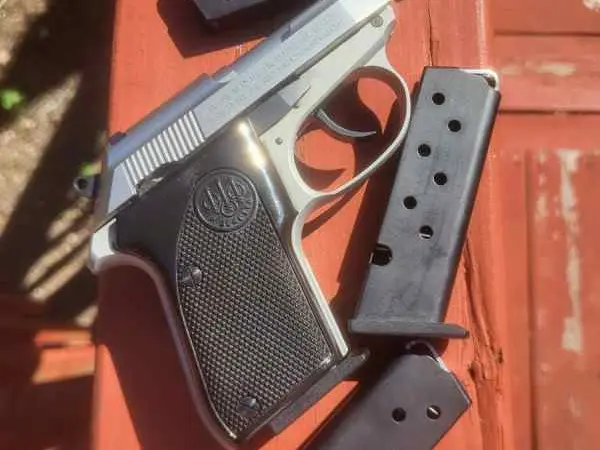 Beretta Tomcat (.32 acp) + 4 mags