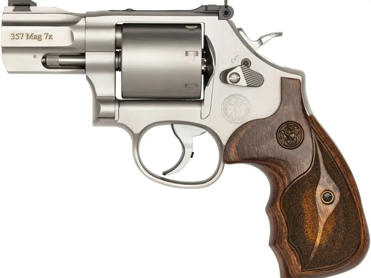 Smith & Wesson Performance Center Model 686 L-Frame 2.5" Barrel 7RD SS/Walnut