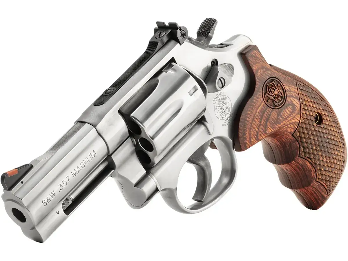Smith & Wesson Model 686 Plus Deluxe L-Frame .357 Magnum 3" Barrel, Stainless/Walnut - photo 2
