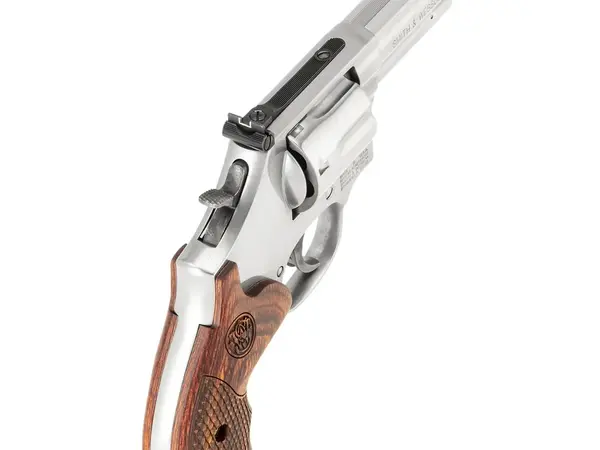 Smith & Wesson Model 686 Plus Deluxe L-Frame .357 Magnum 3" Barrel, Stainless/Walnut